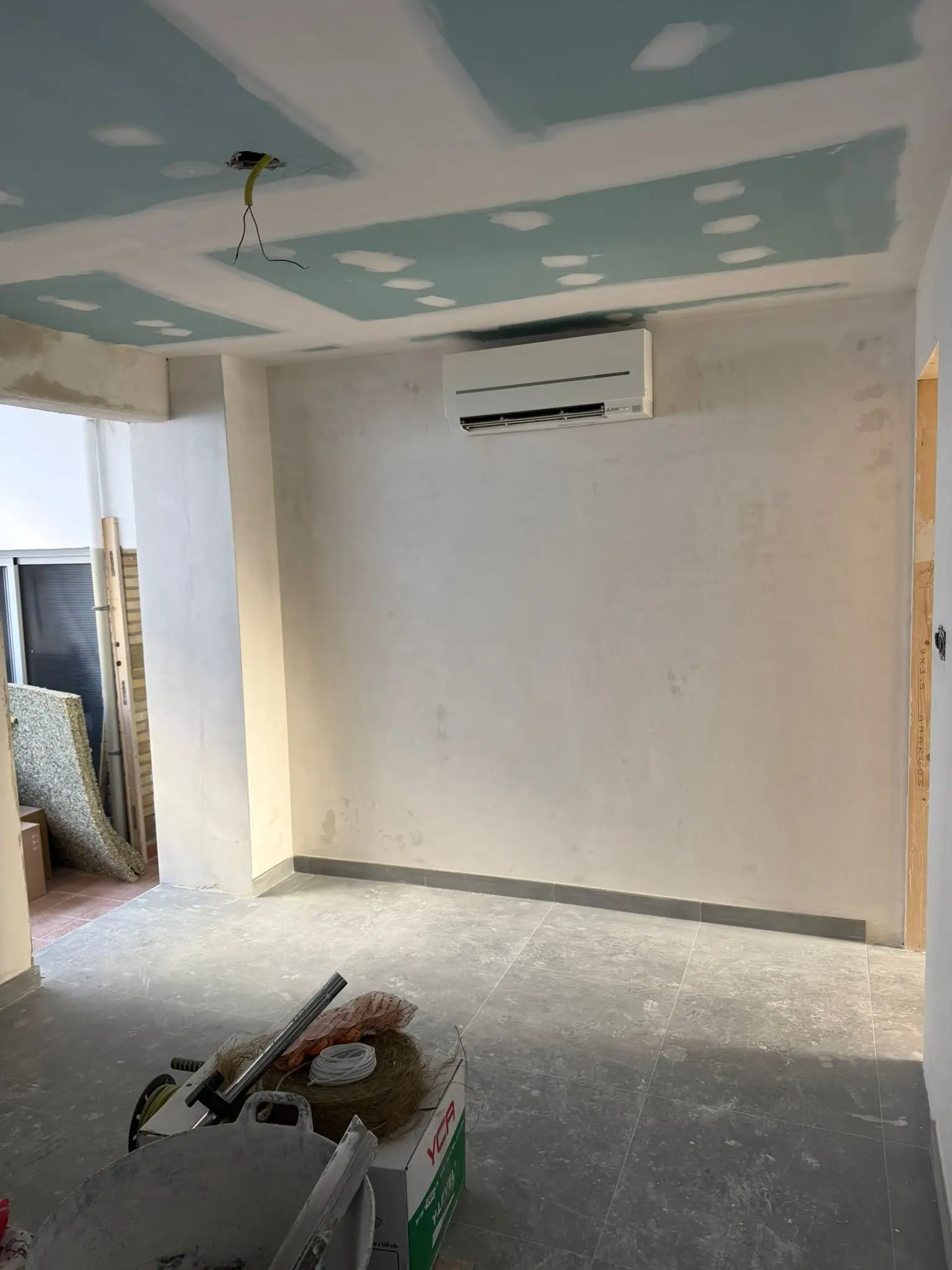 Reforma de vivienda con instalación de techo de pladur y aire acondicionado tipo split en Valencia